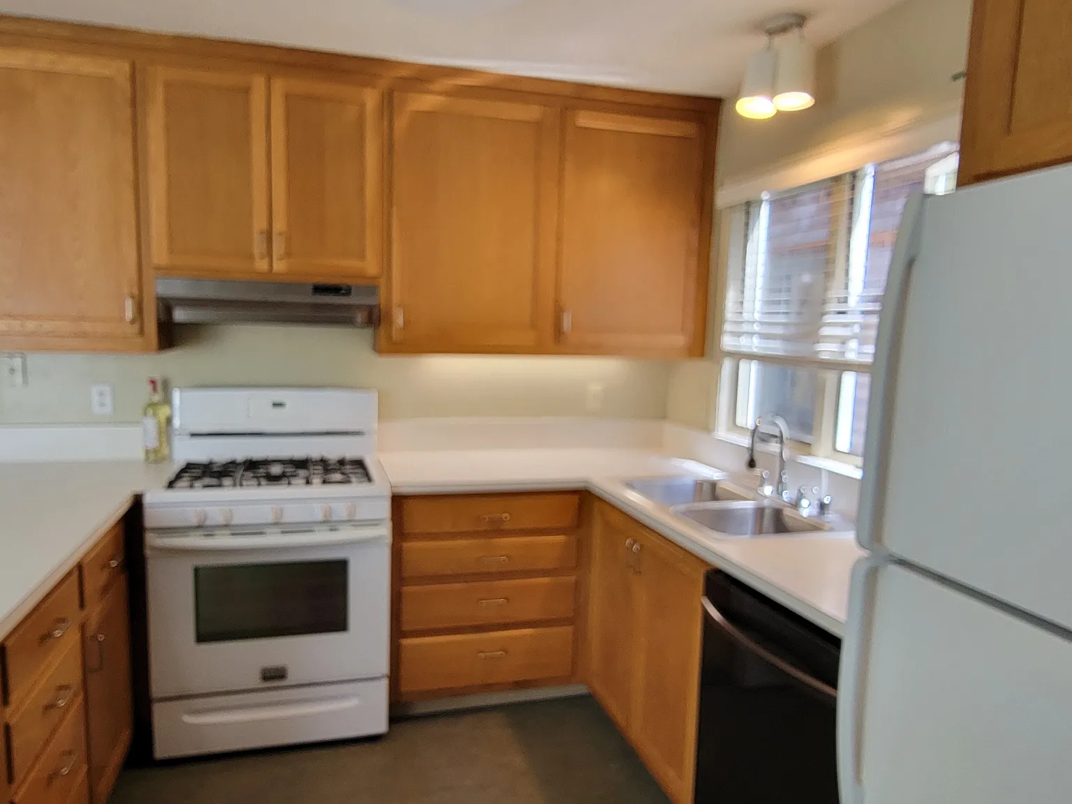 4 bed, 1200 sqft, $5,200 — Photo 2