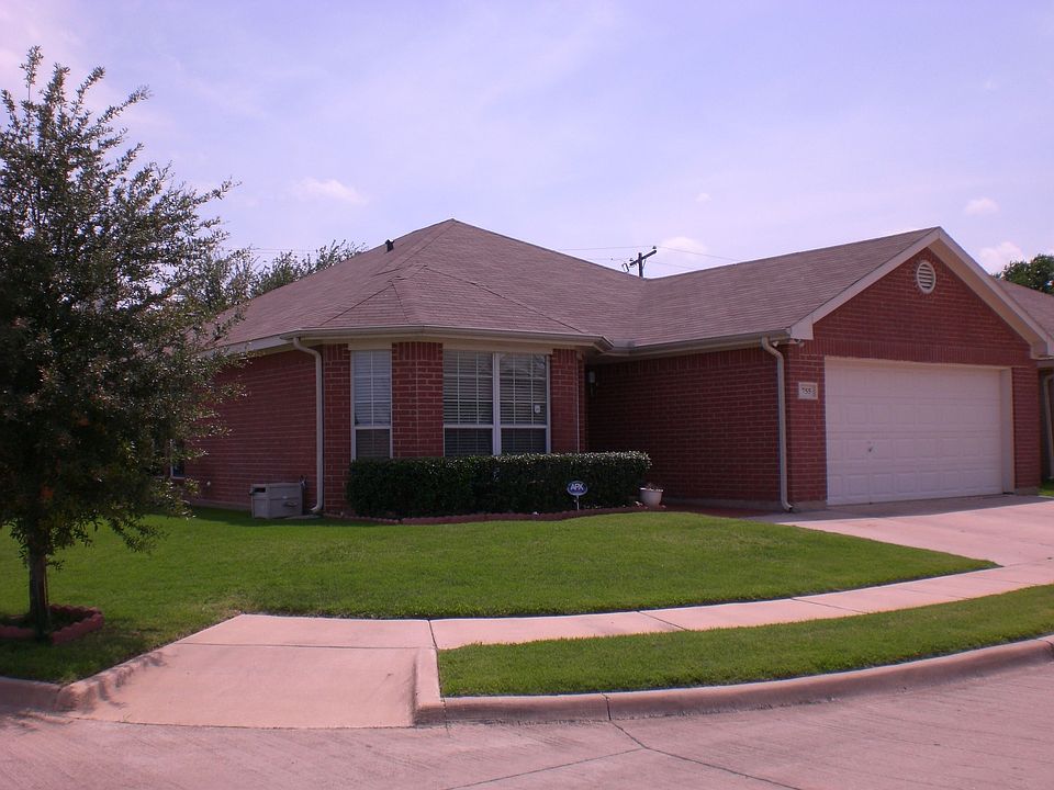 Beautiful corner home in Grand Prairie