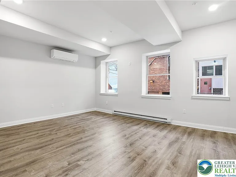 109 S Centre St #3 — Photo 4