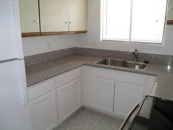 5th image of 833 Betty Ln