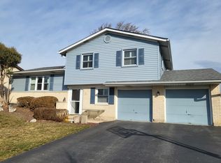 1316 Parker Pl, Elk Grove Village, IL 60007