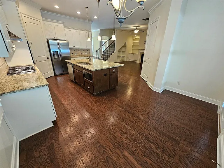 2104 McFarlin Ln — Photo 4
