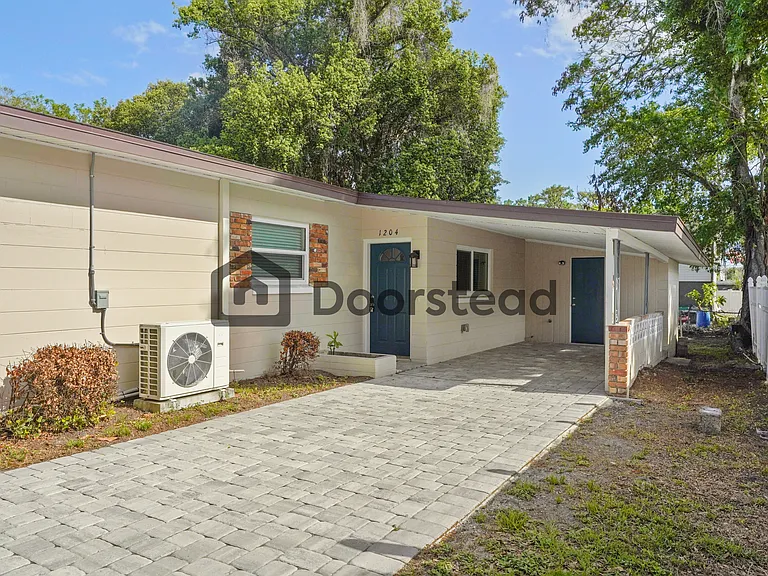 1204 E Esther St — Photo 2