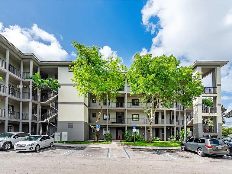 2851 Riverside Dr #207 — Photo 4