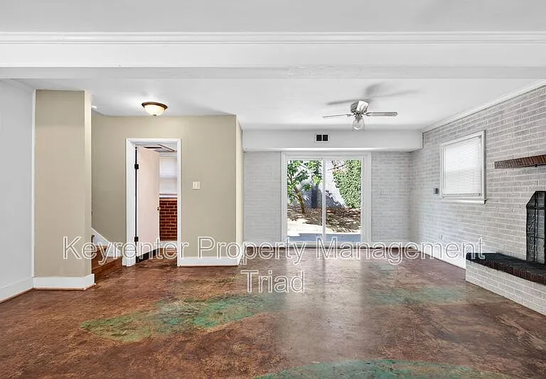 1821 W Meadowview Rd — Photo 3