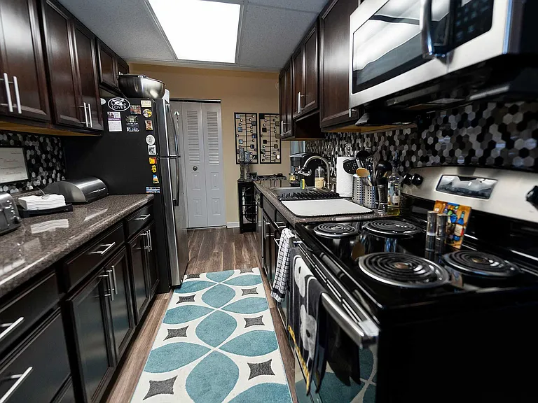 Laurel Village Apartments — Photo 5