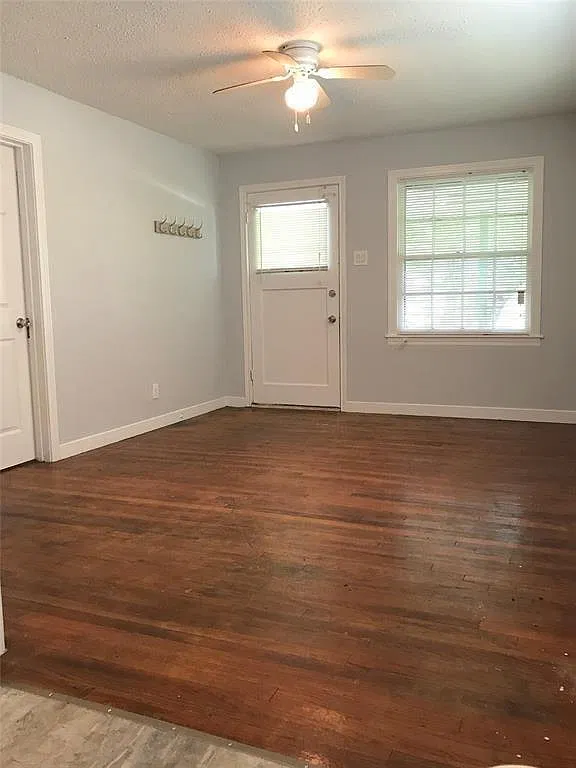 3 bed, 2.0 bath, 1355 sqft, $1,300 — Photo 2