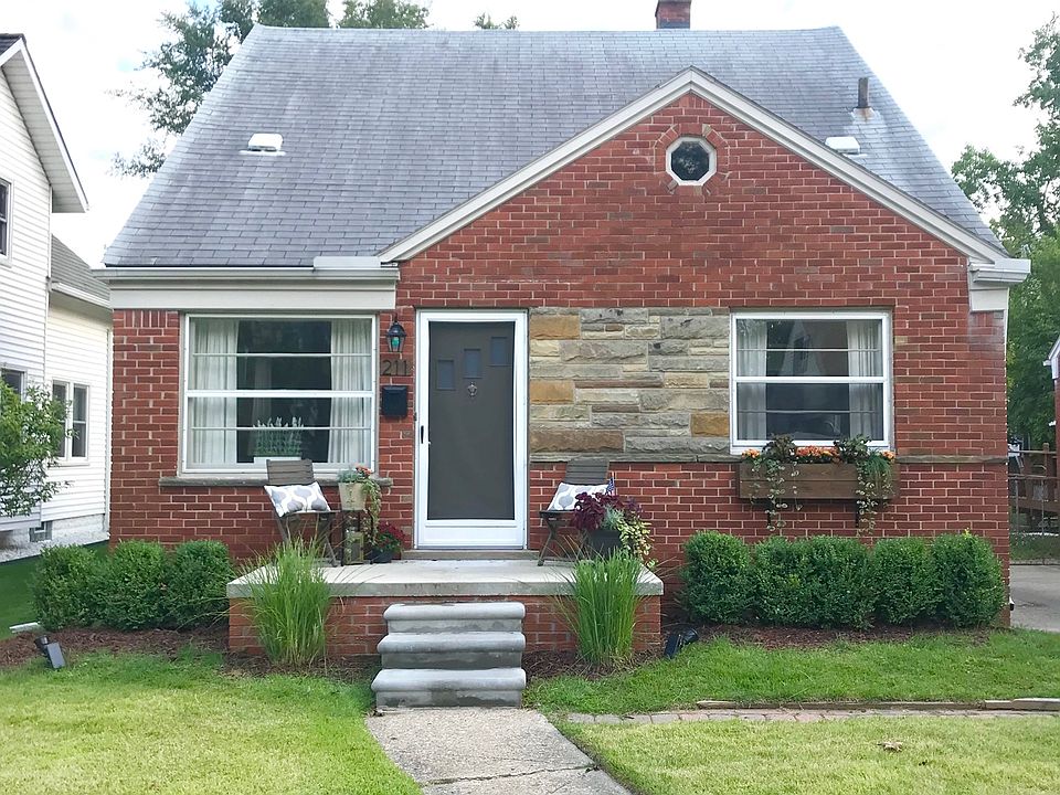 1st image of 211 Waverley Ave