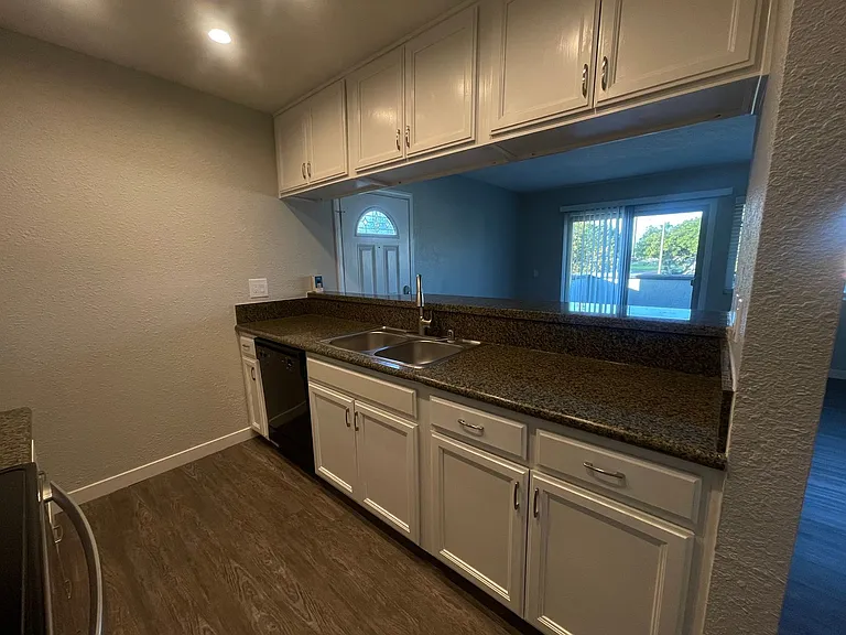 Park Plaza Apartments — Photo 54