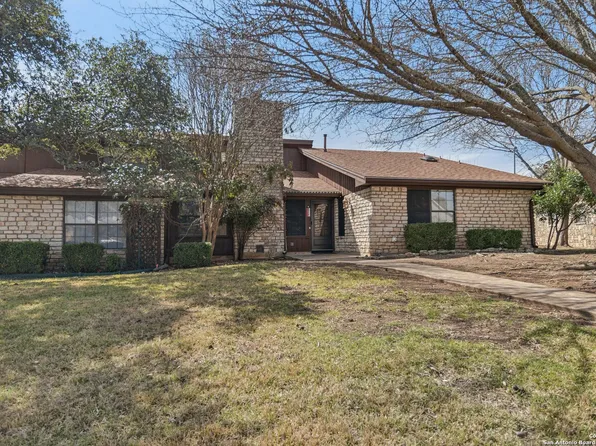 2011 N West, Kerrville, TX 78028