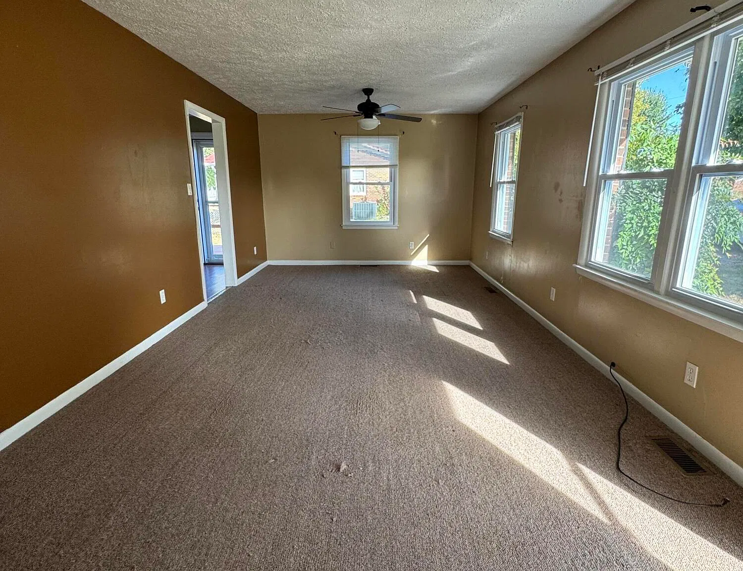 2 bed, 1.0 bath, 1092 sqft, $850 — Photo 2