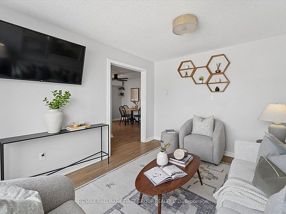 5th image of 231 Mary St W
