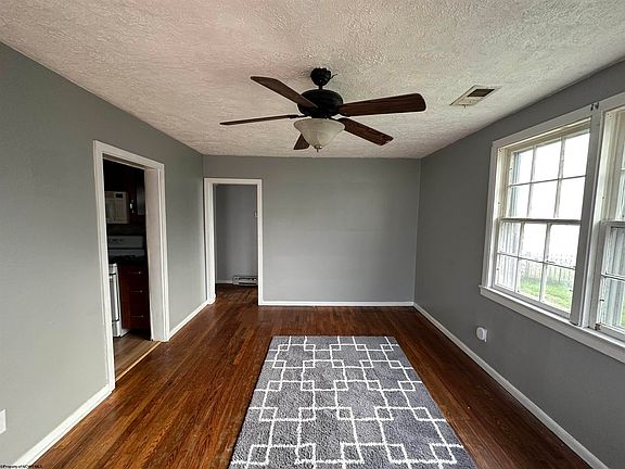 3rd image of 402 Crowl St