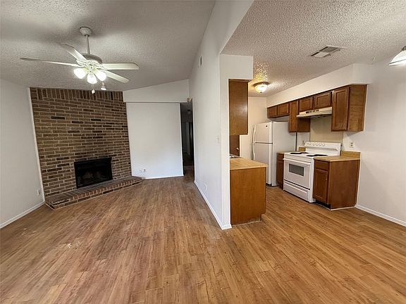 2nd image of 2115 Courtney St