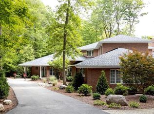 33 Hillsboro Dr, Orchard Park, NY 14127