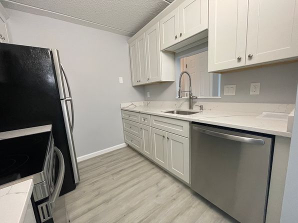 32 Maple Crest Cir APT F