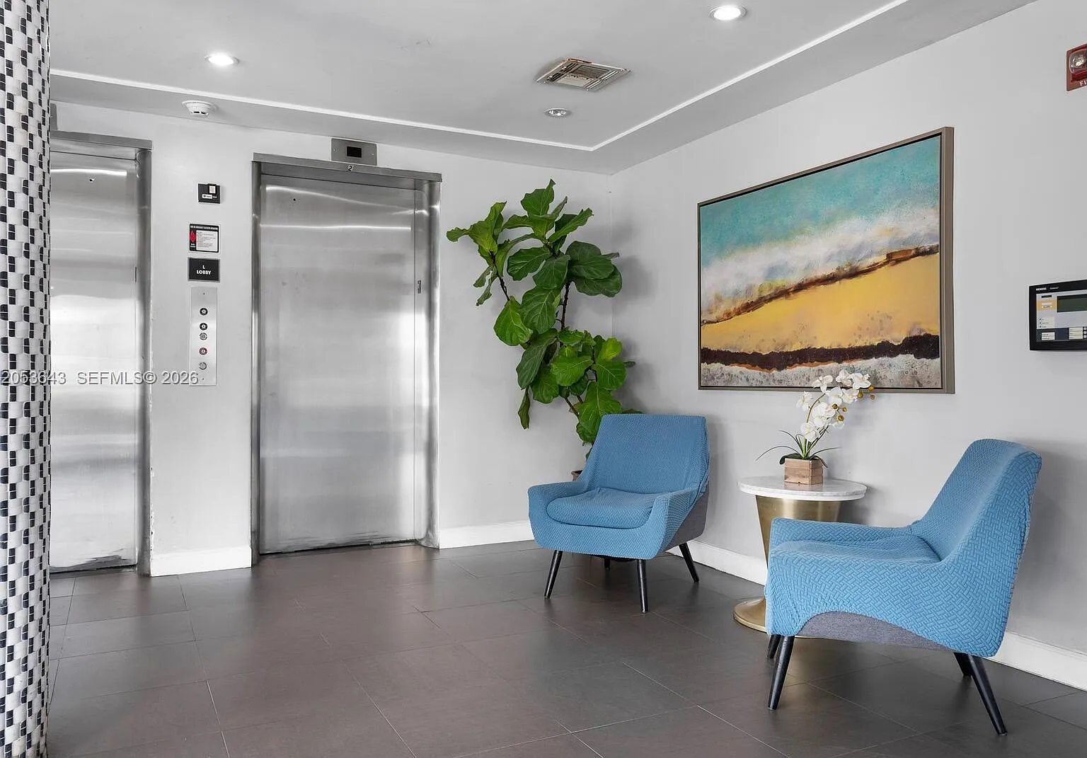 Lincoln Towers Condo — Photo 2