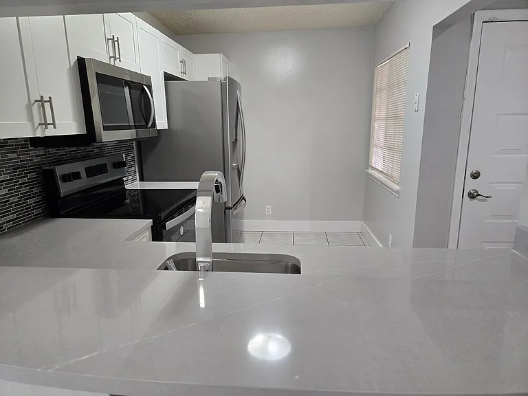 1861 SW 116th Way — Photo 2