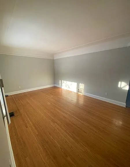 12 Margaret Ave N — Photo 2