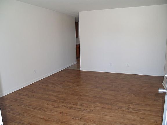 Living room entrance to kitchen