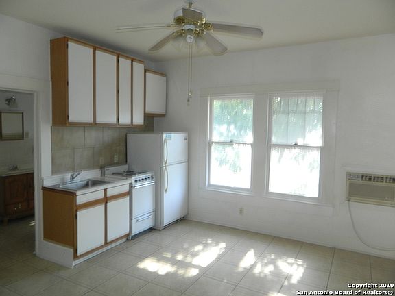 5th image of 410 E Evergreen St APT D