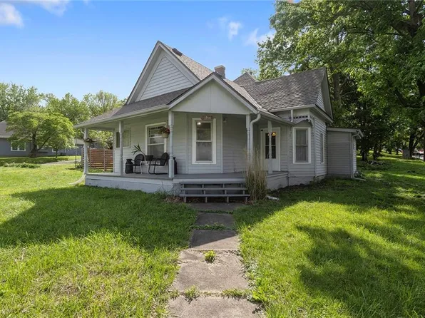 1300 SW Mitchell St, Oak Grove, MO 64075