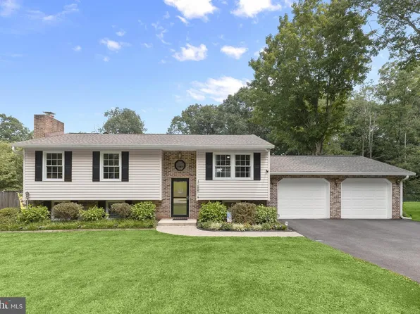 2712 Overview Rd, Hampstead, MD 21074