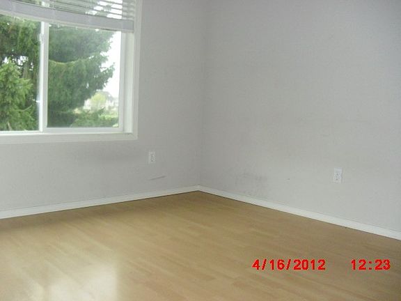 4th image of 622 Hamlin Pl