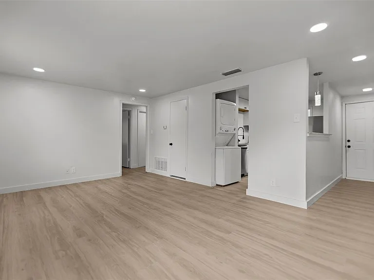 515 W Houston St #515 — Photo 5