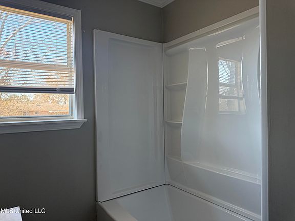 5th image of 251 Maxine Dr