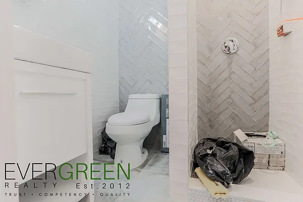 Rented by Evergreen Apartments BK | media 9