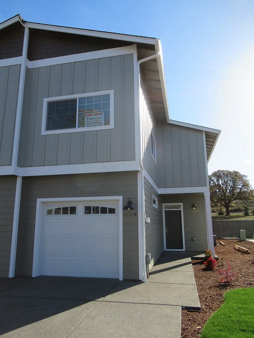Large Duplex in South Salem! — Photo 2