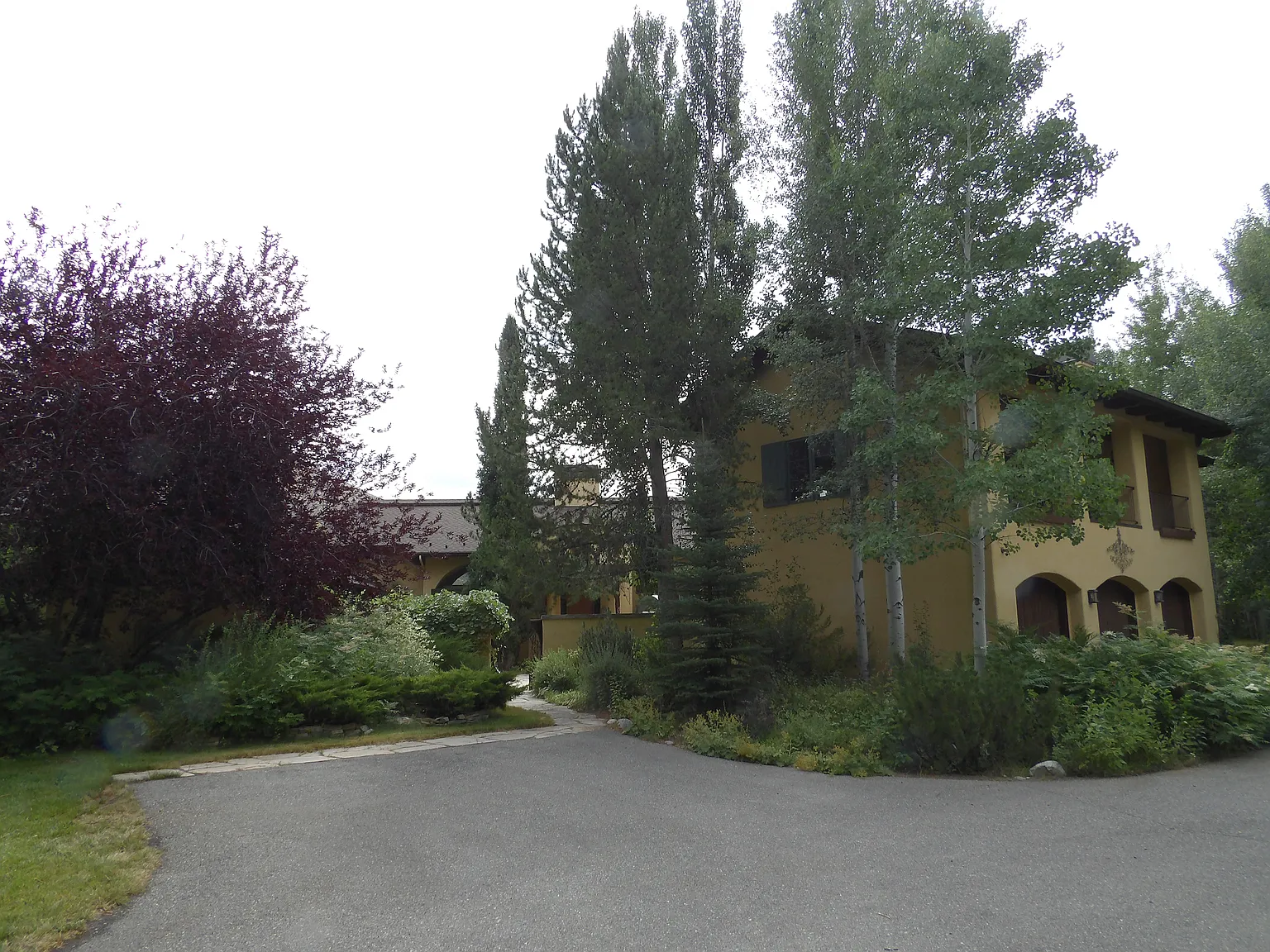 3 bed, 3.5 bath, 5594 sqft, $12,500 — Photo 3
