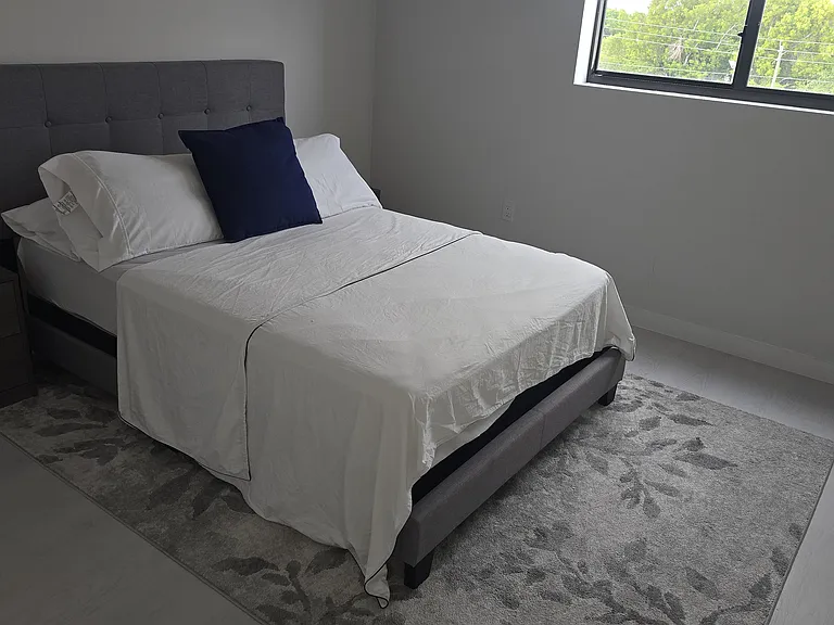 SW 98th Avenue Aparte 4 Bay — Photo 1