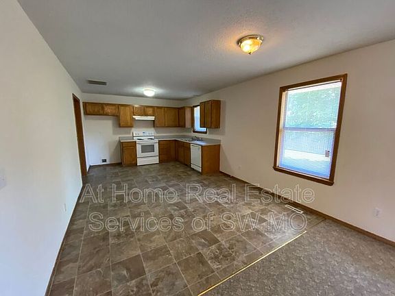 3rd image of 402 N Becky Cir