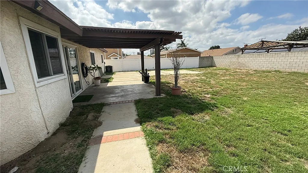 3 bed, 1492 sqft, $3,300 — Photo 2
