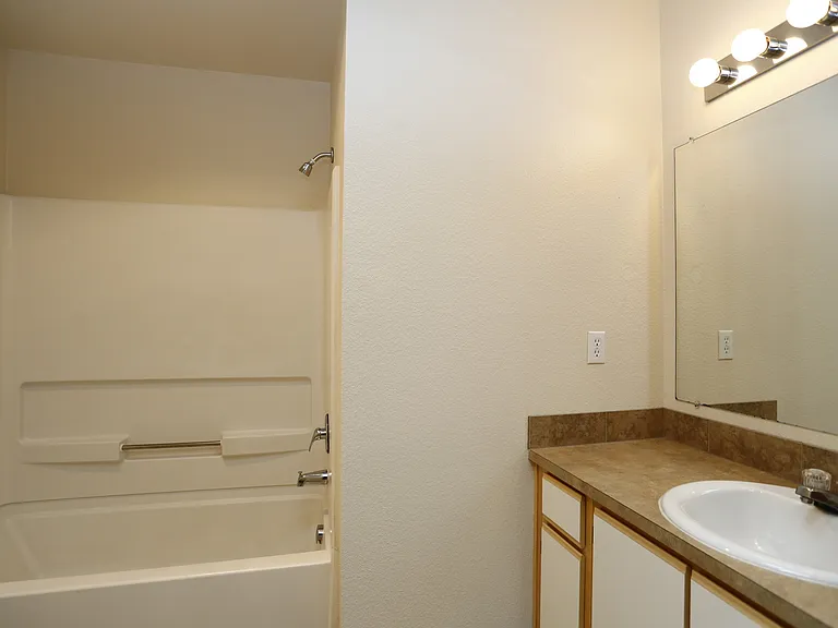 Gateway Village Apartments — Photo 64