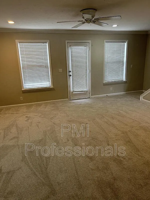 3 bed, 2.5 bath, 1360 sqft, $1,699 — Photo 3