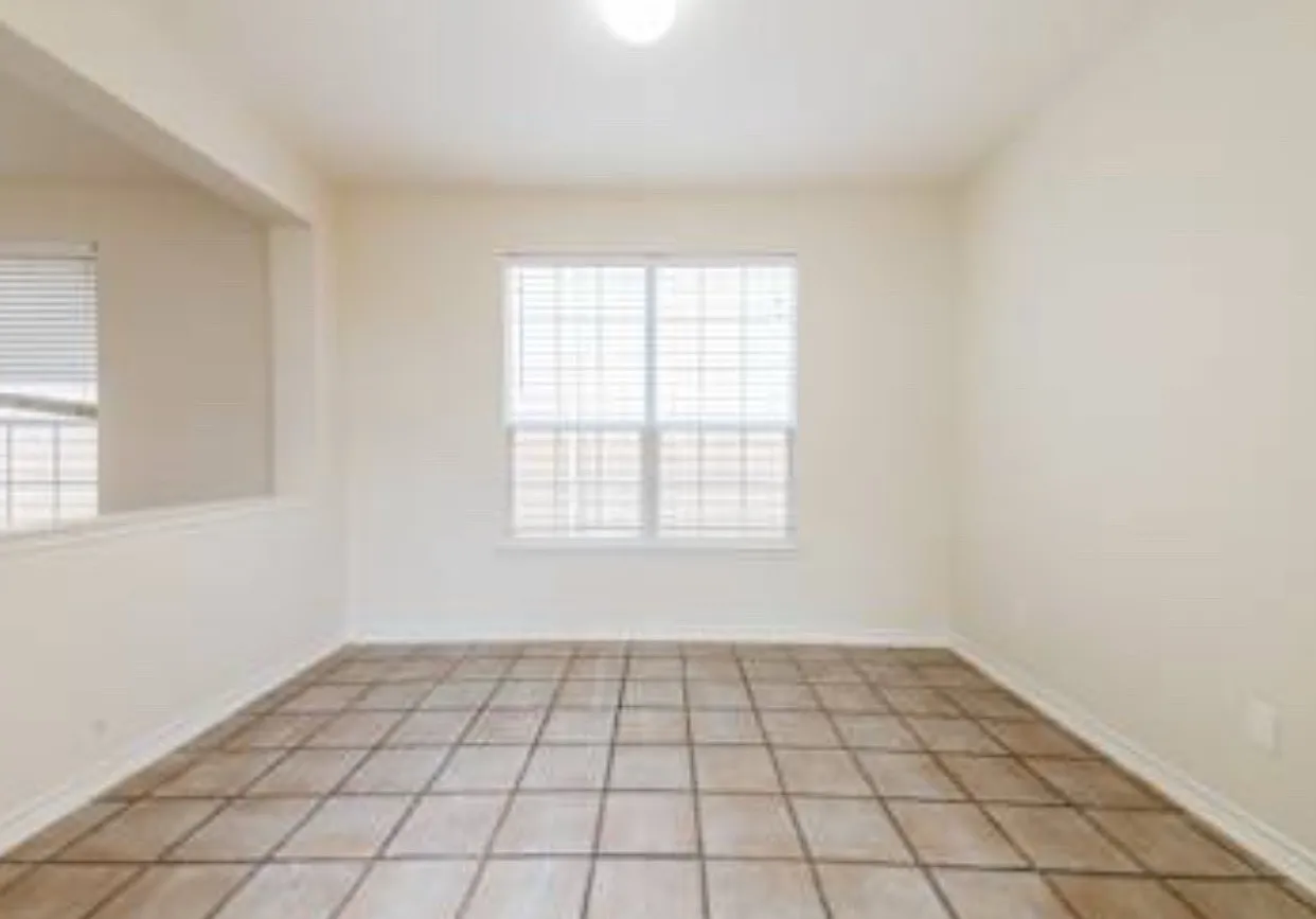 3 bed, 2.5 bath, 3871 sqft, $1,500 — Photo 3