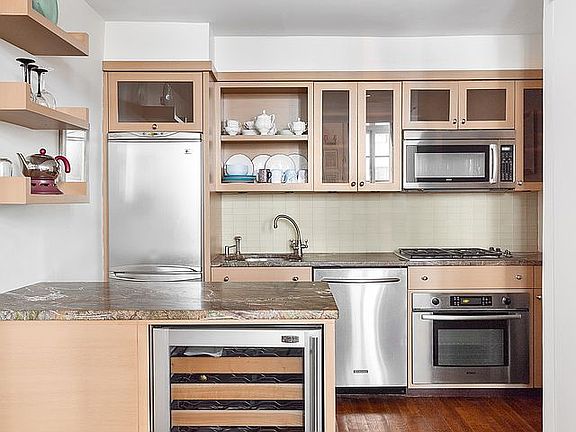 4th image of 125 E 64th St APT 3