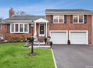 26 Spruce St, Garden City, NY 11530