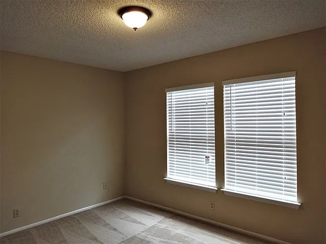 7659 Chatsworth — Photo 11