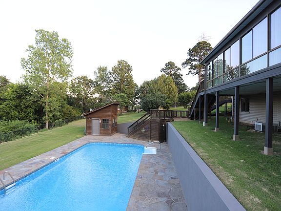 5th image of 404 Hilltop Dr