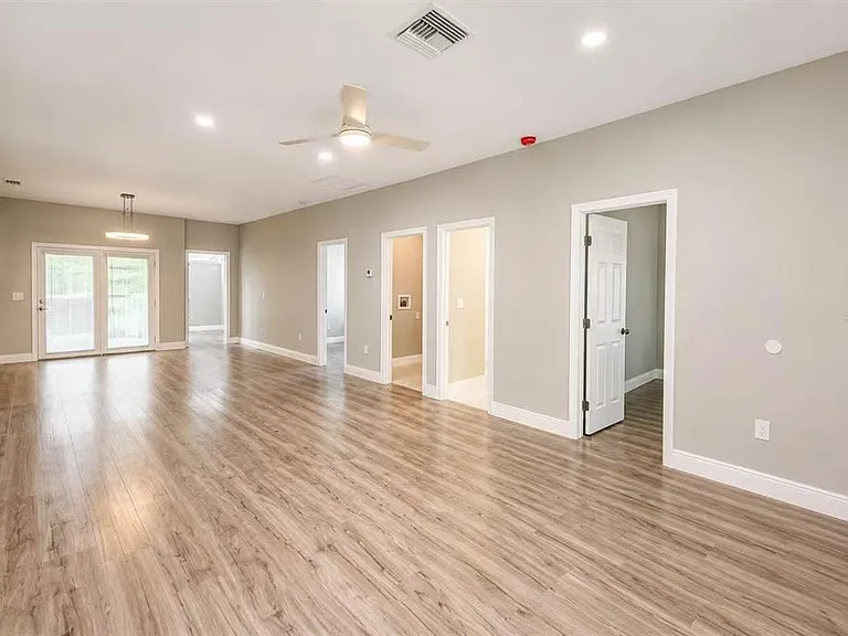 3203 E Diana St — Photo 2