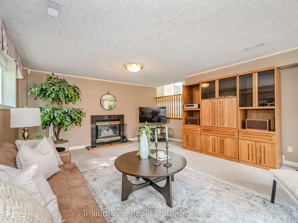 2 Pickwick Pl, Guelph, ON N1H 7V8