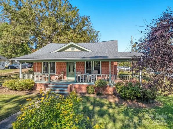 422 E Blue Ridge Rd, East Flat Rock, NC 28726