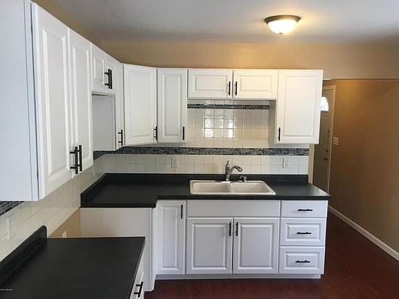 5th image of 915 W Grand Ave