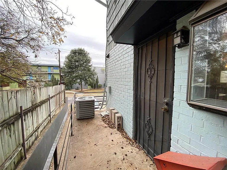 2413 Leon St #101 — Photo 22