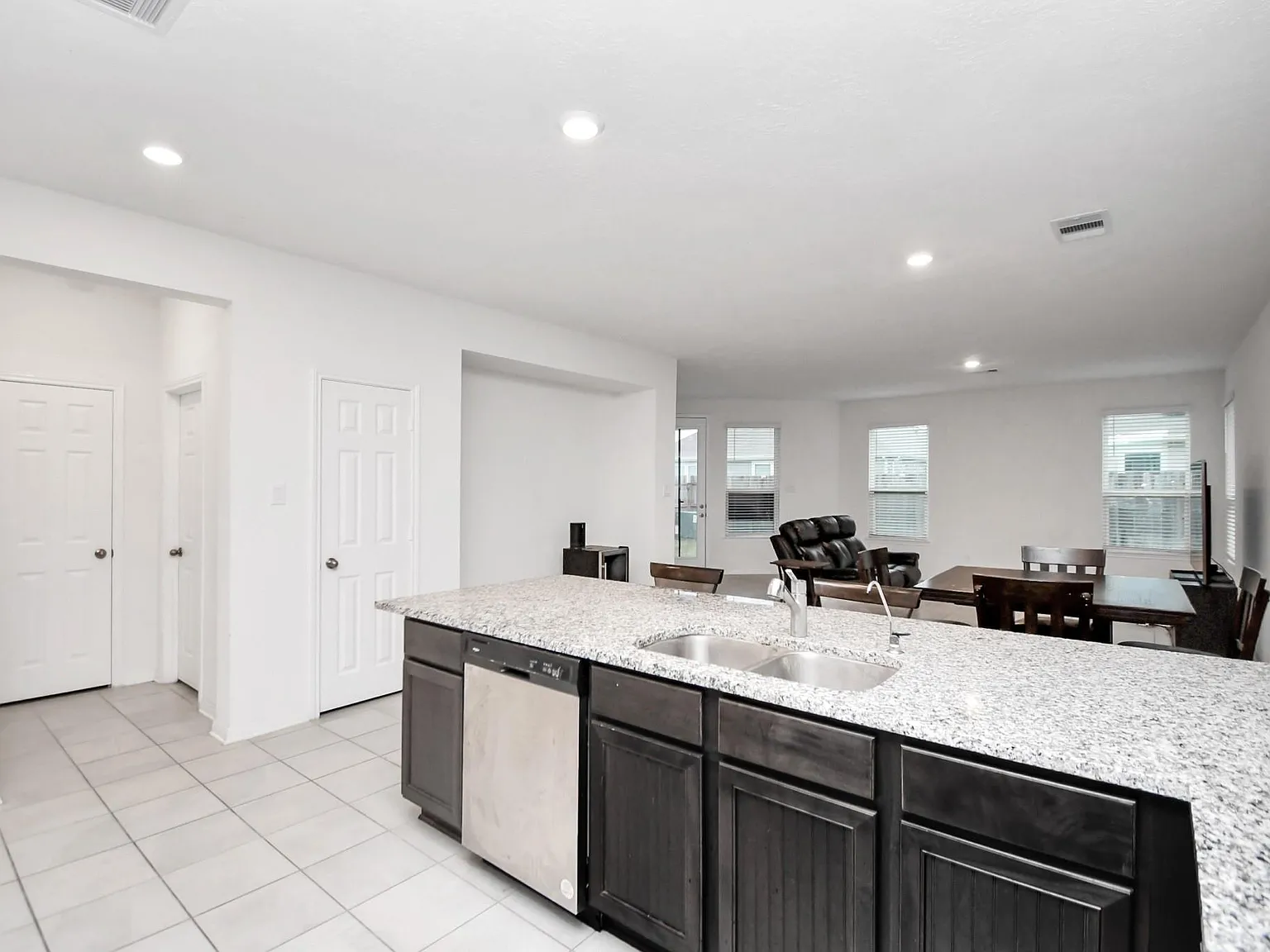 3 bed, 2.0 bath, 1944 sqft, $2,750 — Photo 2