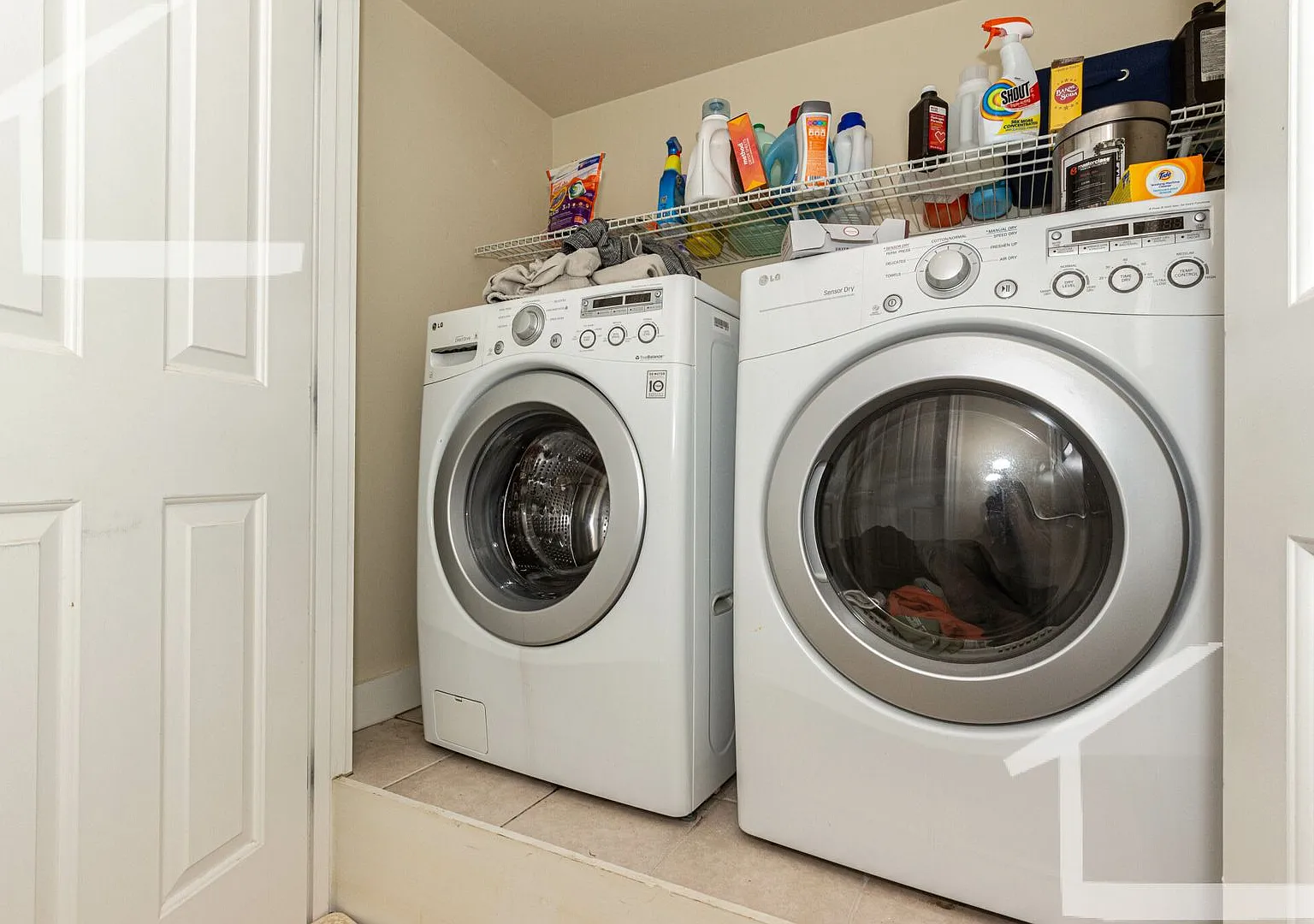 Charming 4 Bedroom-No Broker Fee — Photo 2